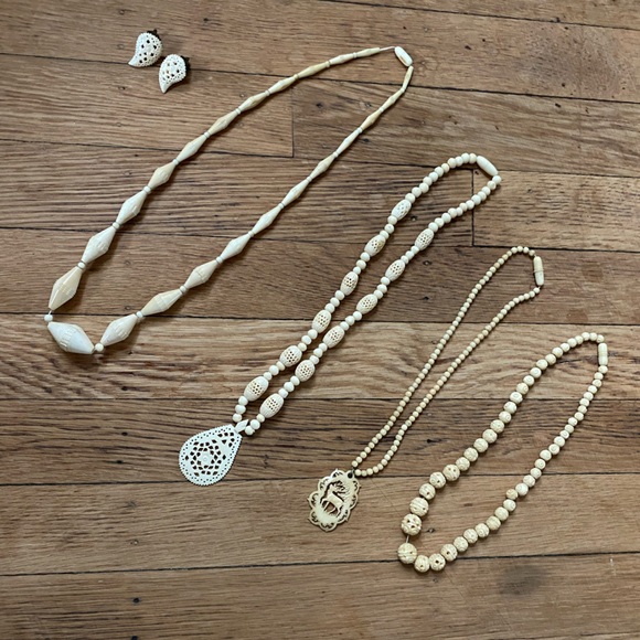 Vintage 1960s Bone Necklaces and Clip Earring Bundle - Picture 4 of 9
